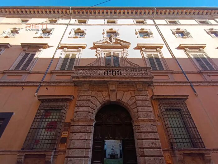 Appartamento con 6 locali in vendita in Via Roma, Rieti