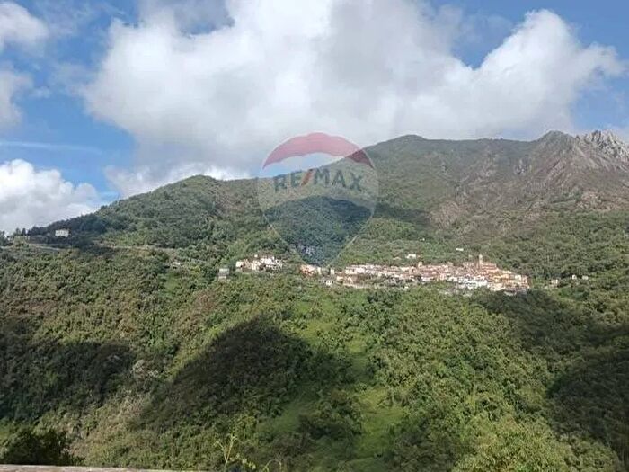 Casa quadrilocale in vendita in Massa