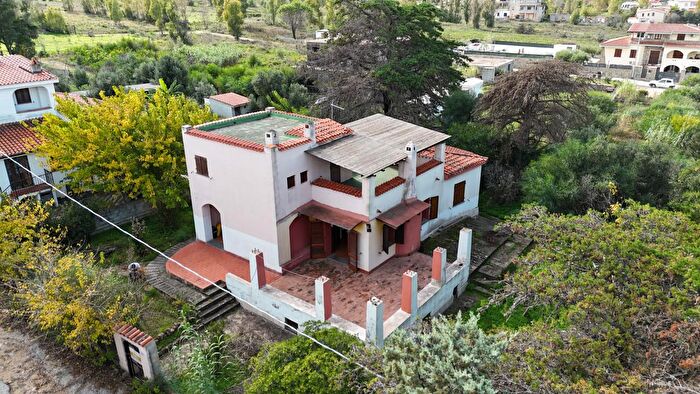 Casa con 6 locali in vendita in Via Londra, Posada