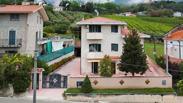 Casa con 6 locali in vendita in Contrada Maiure, Vacri