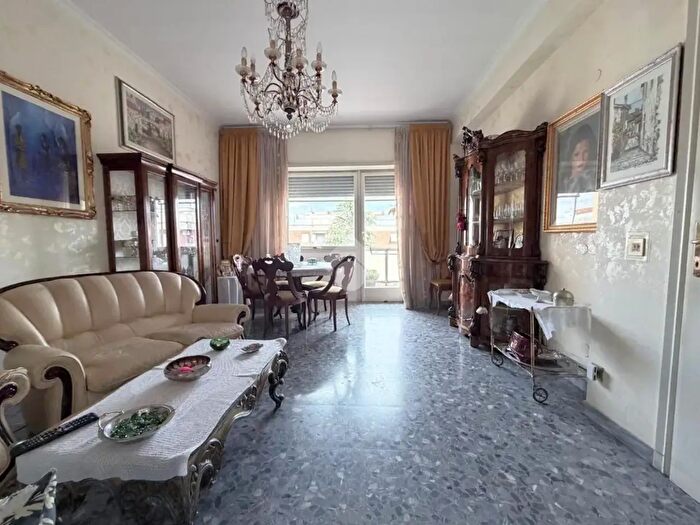 Appartamento trilocale in vendita in Via Val di Chienti, Roma