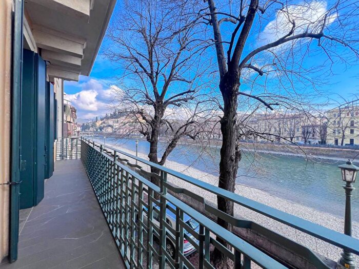 Appartamento trilocale in affitto in Lungadige Tullio Donatelli, Centro Storico, Verona