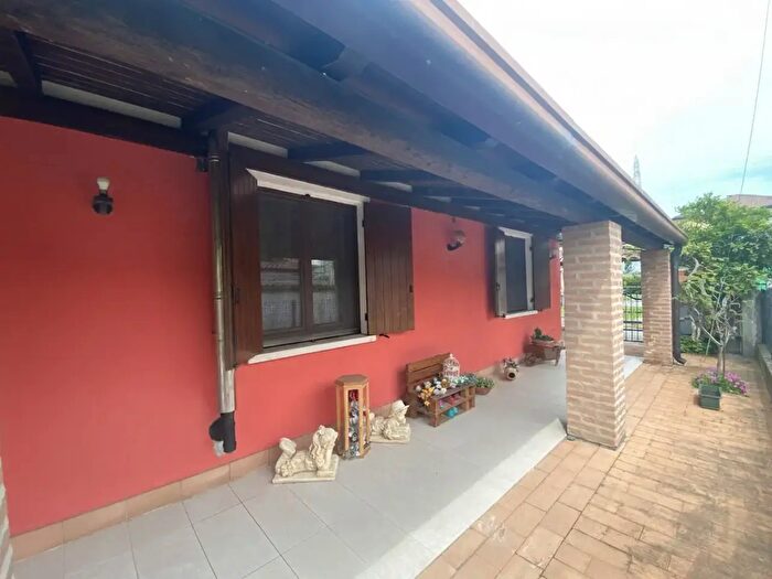 Casa quadrilocale in vendita in Via Messina, Porto Tolle
