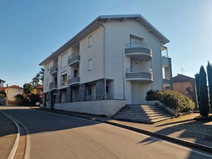 Appartamento trilocale in vendita in Via Garibaldi, Bizzarone