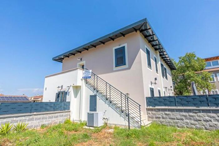 Appartamento trilocale in vendita in Via Castelvetrano, Roma