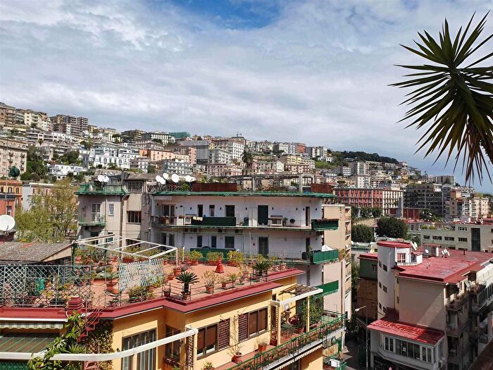 Appartamento con 5 locali in vendita in Napoli