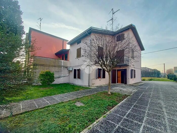 Casa con 6 locali in vendita in Via Roma, Rolo