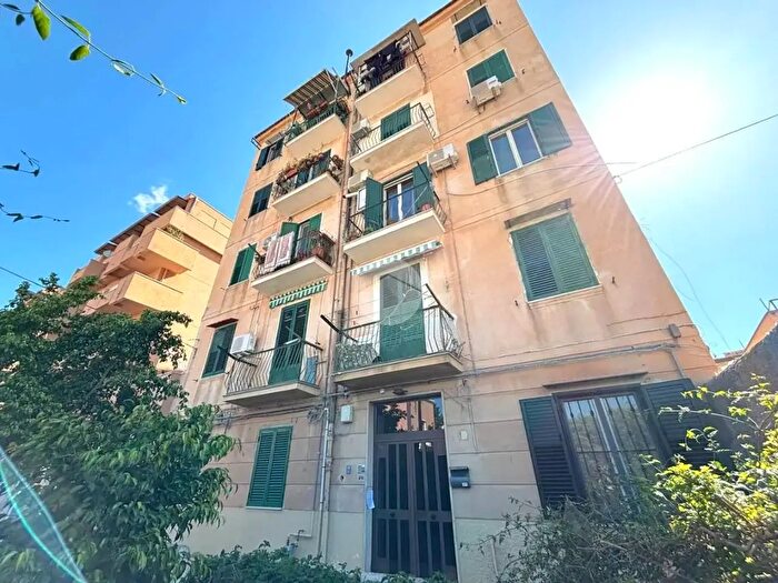 Appartamento trilocale in vendita in Via Paolo Gili, Palermo