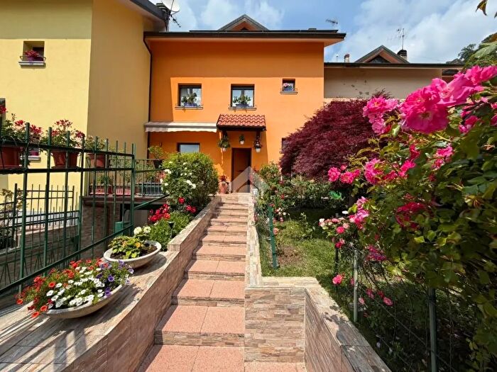 Casa quadrilocale in vendita in Via Caduti del Sassolungo, Calolziocorte