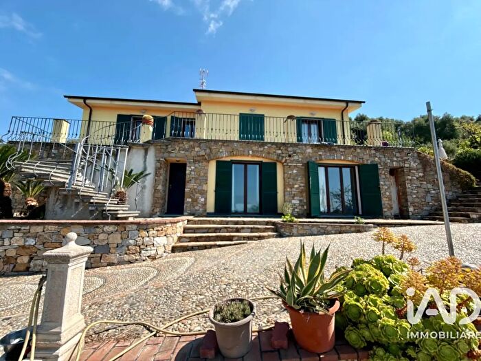 Casa con 7 locali in vendita in Via Giovanni Strato, Imperia