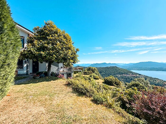 Casa con 6 locali in vendita in Via Panoramica, Massino Visconti