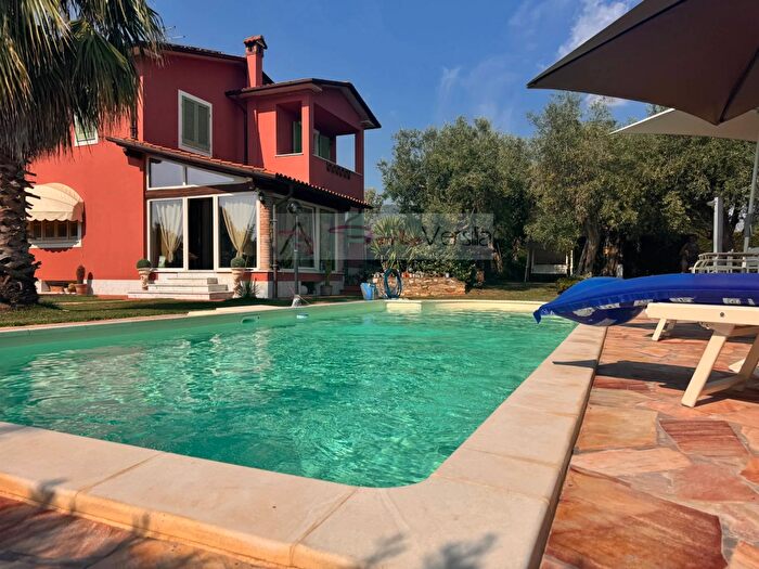 Casa con 8 locali in vendita in Via Alpi Apuane, Seravezza