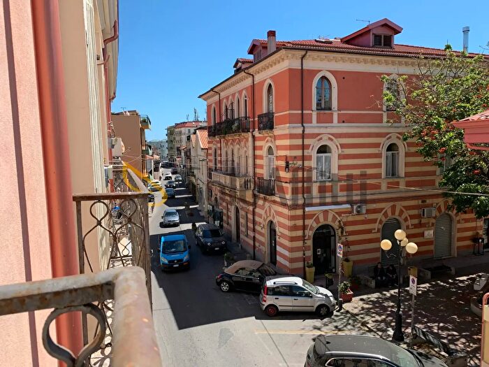 Appartamento con 6 locali in affitto in Catanzaro