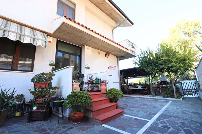 Casa quadrilocale in vendita in Str Colle Scorrano, Pescara