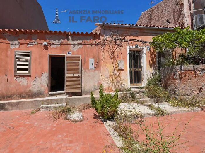 Casa trilocale in vendita in Via Maggior Leggero, La Maddalena
