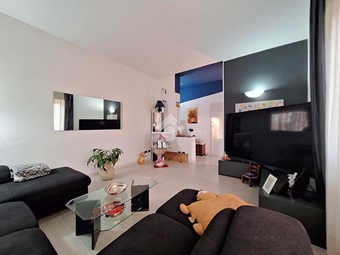 Appartamento trilocale in vendita in Via Canturina, Como