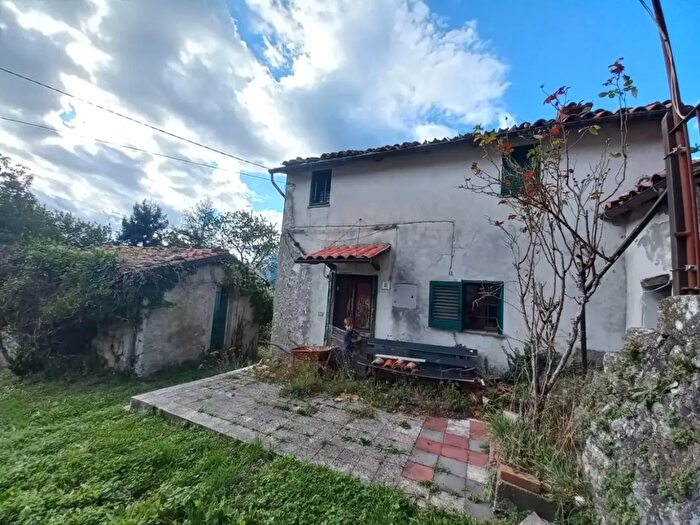 Casa quadrilocale in vendita in Molazzana