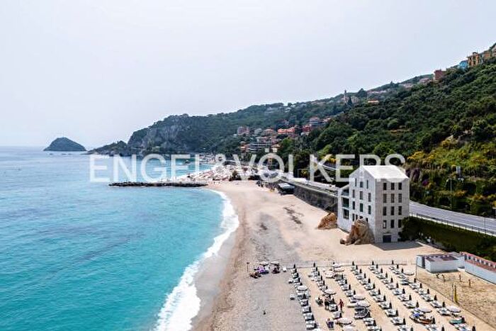 Appartamento trilocale in vendita in Via Aurelia, Bergeggi