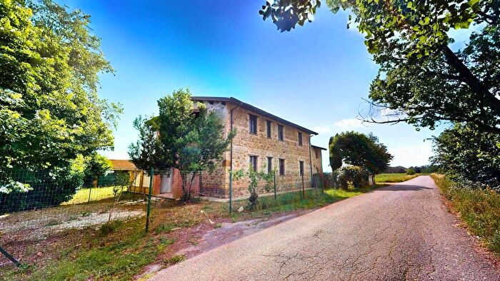 Appartamento quadrilocale in vendita in Via San Simone, Bettona