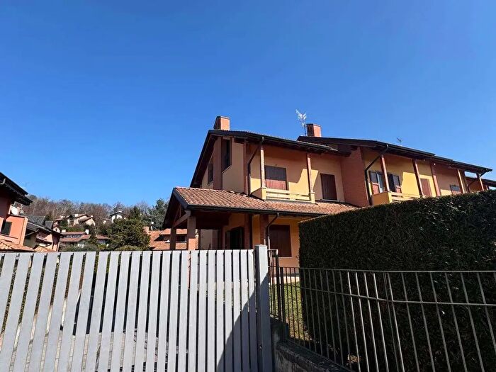 Casa con 8 locali in vendita in Via Tagliabue, Malnate