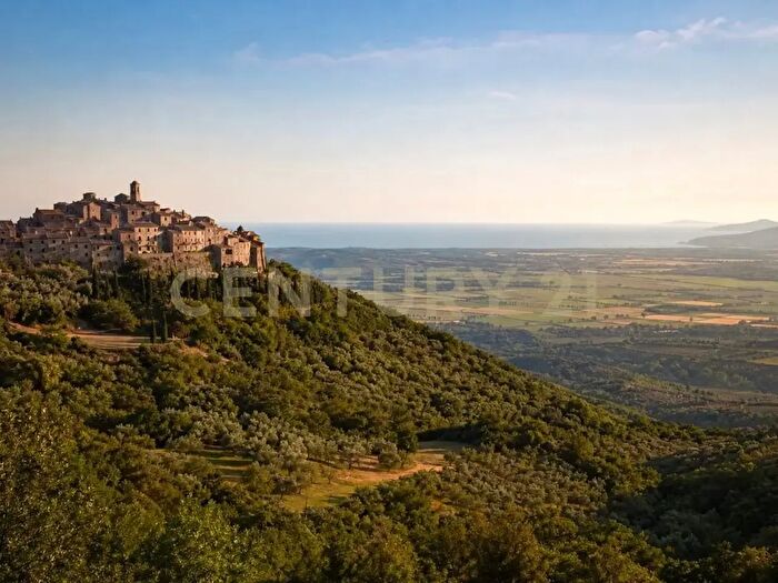 Appartamento quadrilocale in vendita in Via degli Ugurgeri, Grosseto