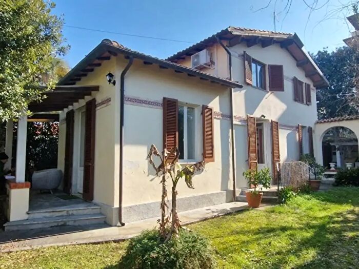 Casa con 9 locali in vendita in Via Don Bosco, Pietrasanta