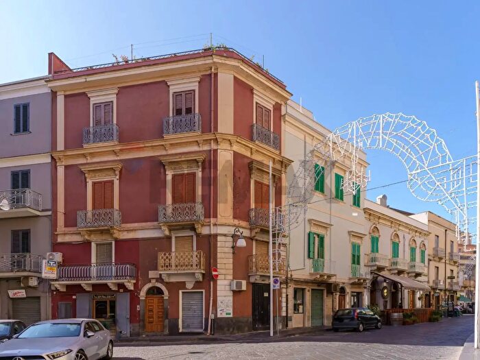 Casa con 11 locali in vendita in Bronte
