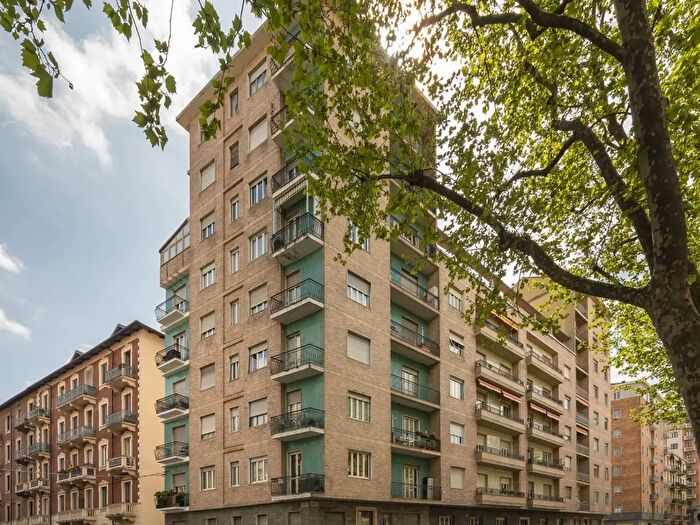 Appartamento trilocale in vendita in Corso Montecucco, Torino