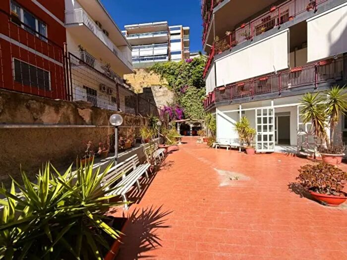 Appartamento quadrilocale in vendita in Via Pacuvio, Napoli