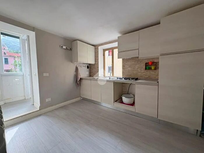 Casa quadrilocale in vendita in Via Rocca, Massa