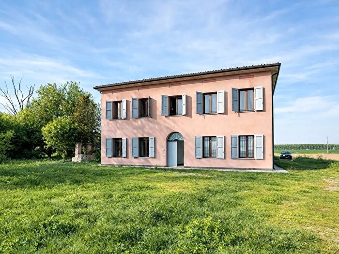 Casa con 9 locali in vendita in Via Due Ponti, Cento