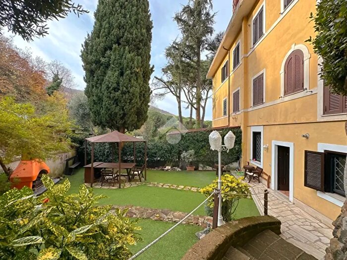Appartamento trilocale in vendita in Via Palocci, Montecompatri