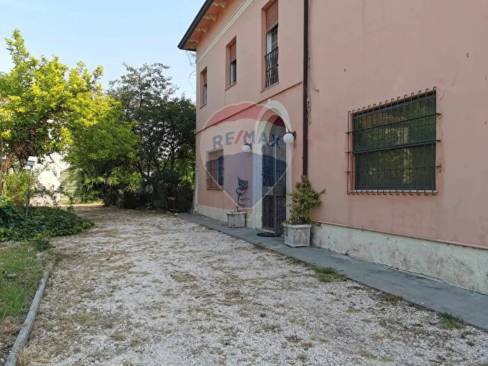 Casa con 13 locali in vendita in Via Bondenese, Cento