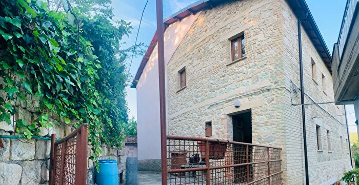 Casa con 8 locali in vendita in Strada Olibra, Roccafluvione