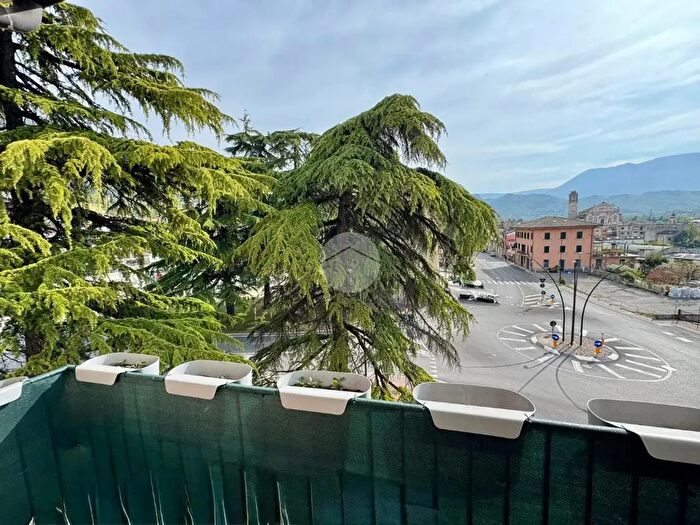 Appartamento trilocale in vendita in Piazza Unita d Italia, Caprino Veronese