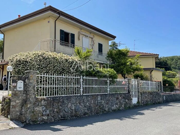 Casa con 8 locali in vendita in Arcola