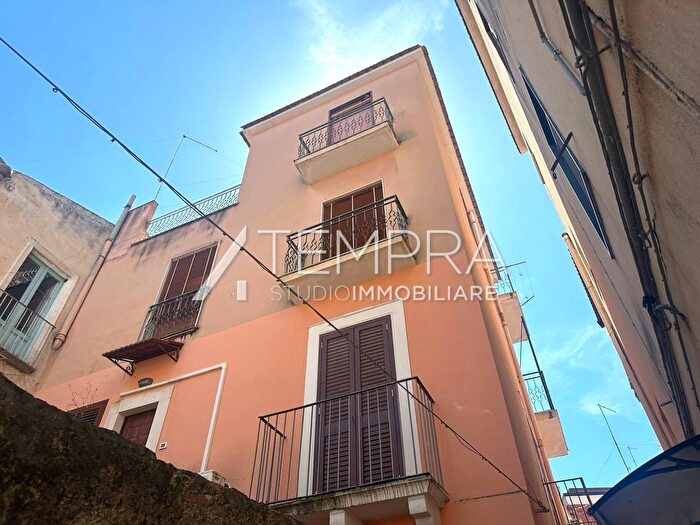 Appartamento con 8 locali in vendita in Adrano