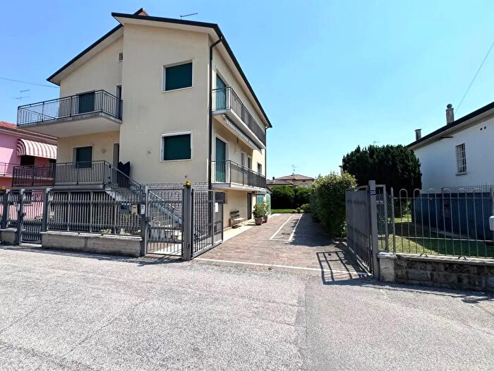 Casa con 14 locali in vendita in Via Trento, Creazzo