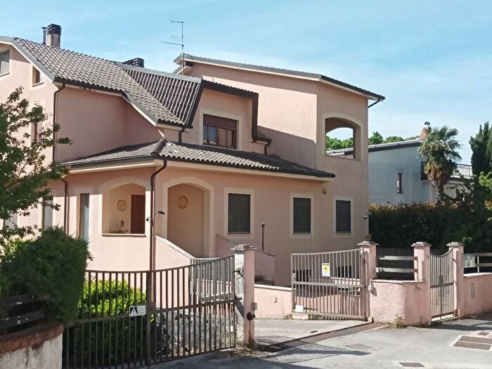 Appartamento trilocale in affitto in Via Emilia, Centro, Isernia