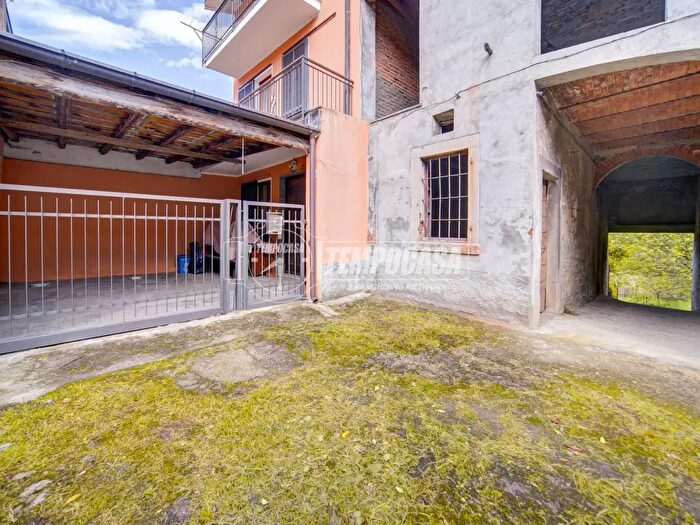 Casa con 5 locali in vendita in Via Giuseppe Garibaldi, Biandronno