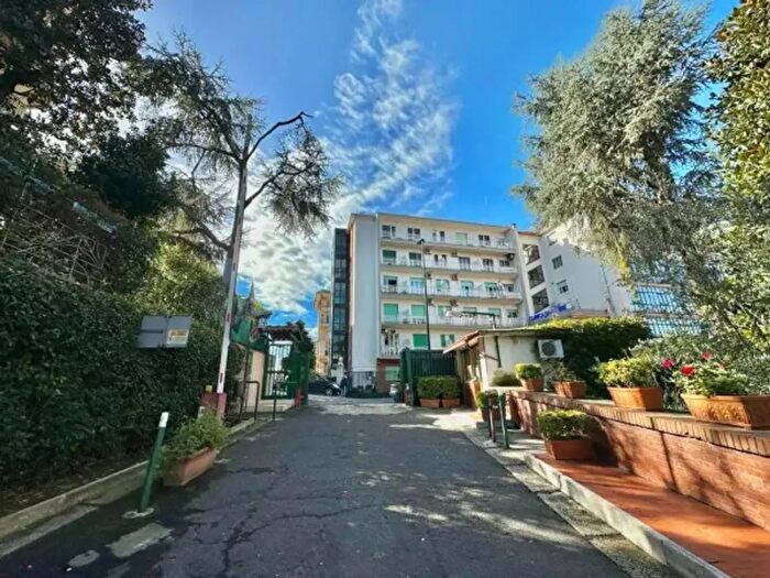 Appartamento con 6 locali in vendita in Via San Domenico, Napoli
