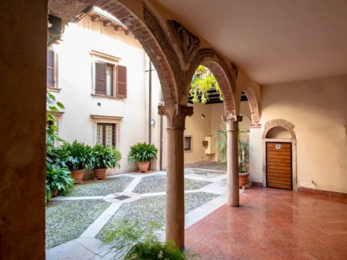 Appartamento con 6 locali in vendita in Via Corte Quaranta, Verona