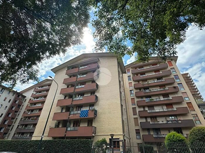 Appartamento trilocale in affitto in Via Cannero, Milano