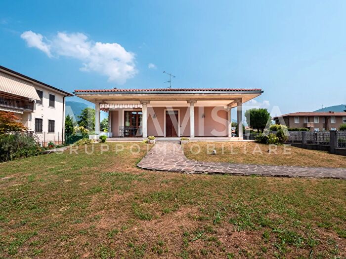 Casa con 5 locali in vendita in Via Avogradro, Rezzato