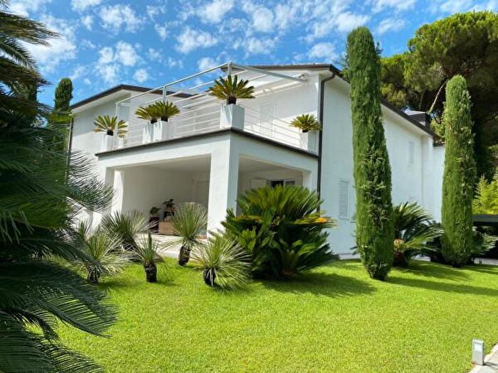 Casa con 6 locali in vendita in Forte Dei Marmi