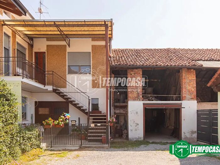 Appartamento trilocale in vendita in Via Andrea Dellavalle Lavanderia, Momo