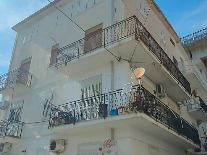 Appartamento trilocale in vendita in Via P Larizza, Bova Marina