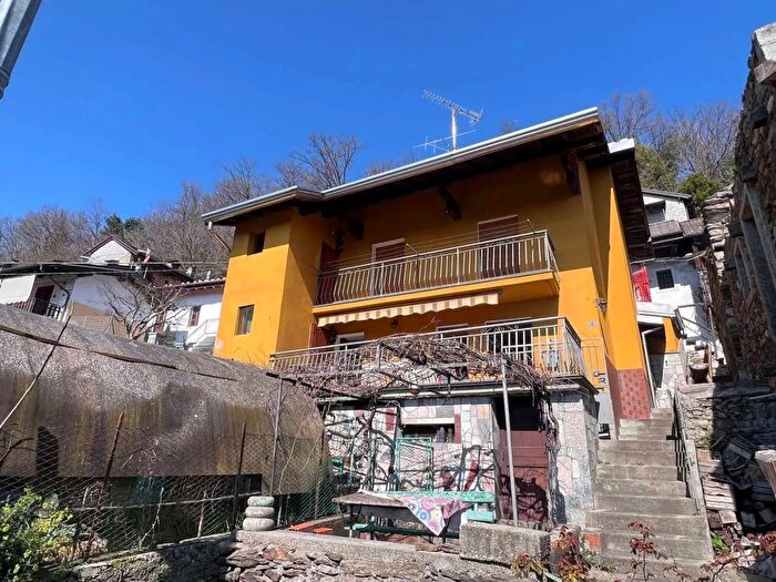 Casa trilocale in vendita in Via Salita Cascié, Cossogno