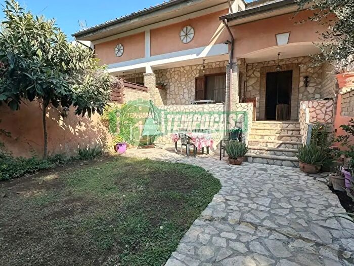 Casa quadrilocale in vendita in Via Cavour, Anguillara Sabazia