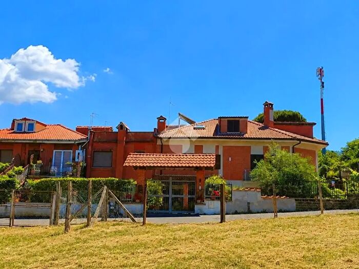 Appartamento con 7 locali in vendita in Villa a Schiera Via delle Rose, Marino
